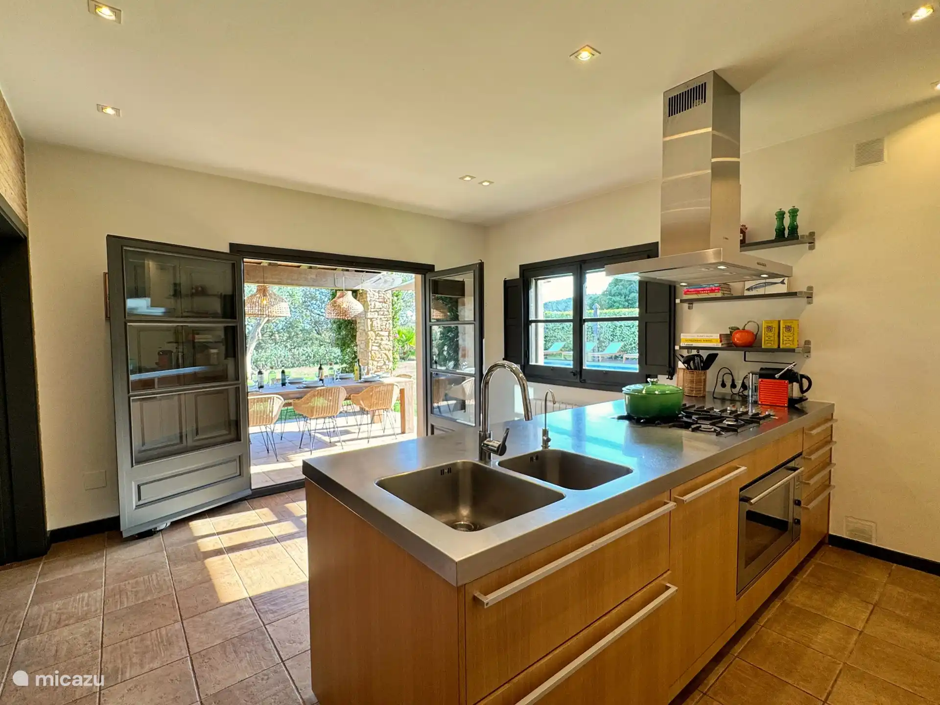 Küche mit Gasherd, Elektroherd, Kühlschrank und Mikrowelle. Nespresso-Maschine, Milchaufschäumer und Wasserkocher