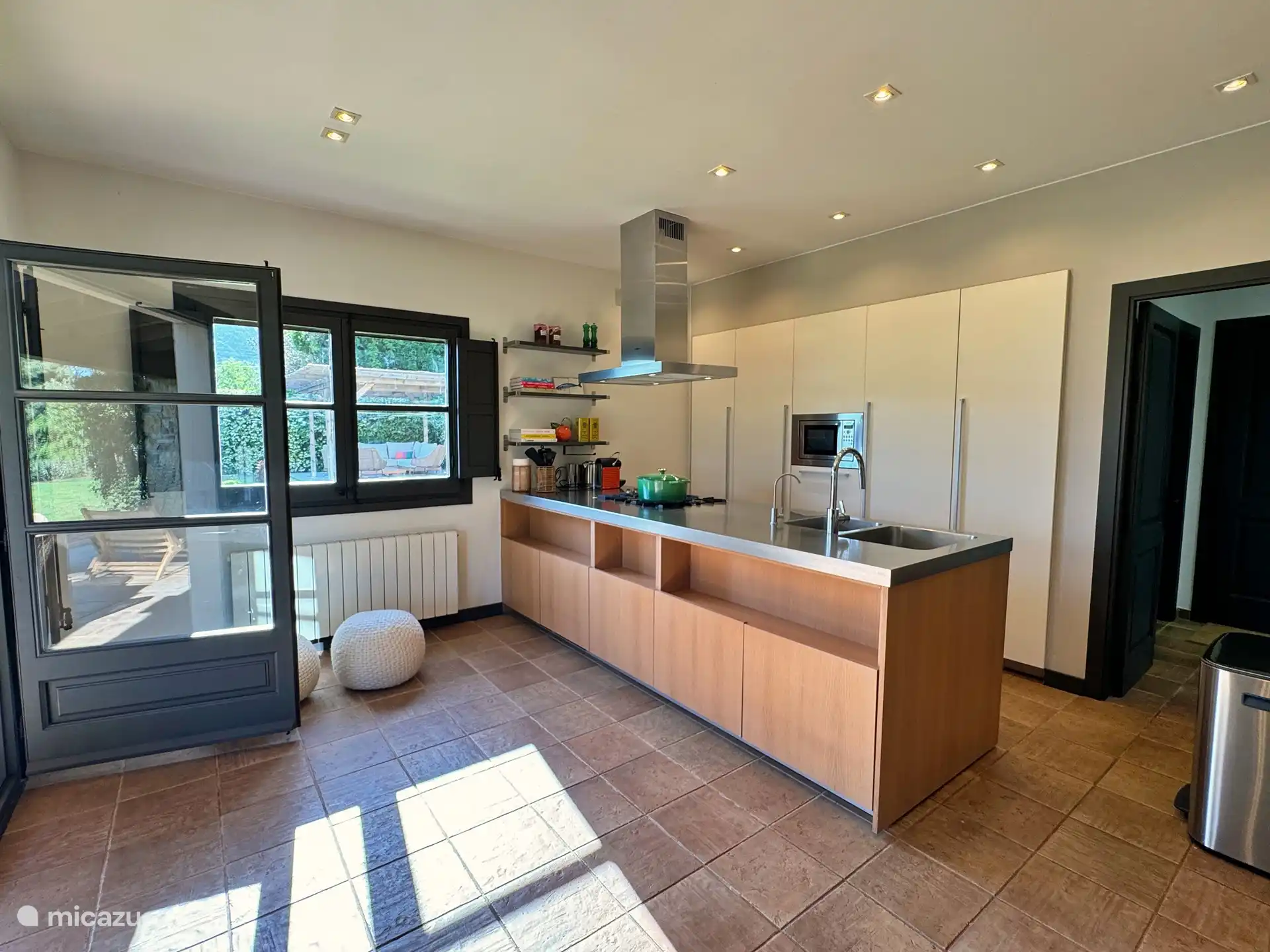 Küche mit Terrassentüren zur überdachten Terrasse.