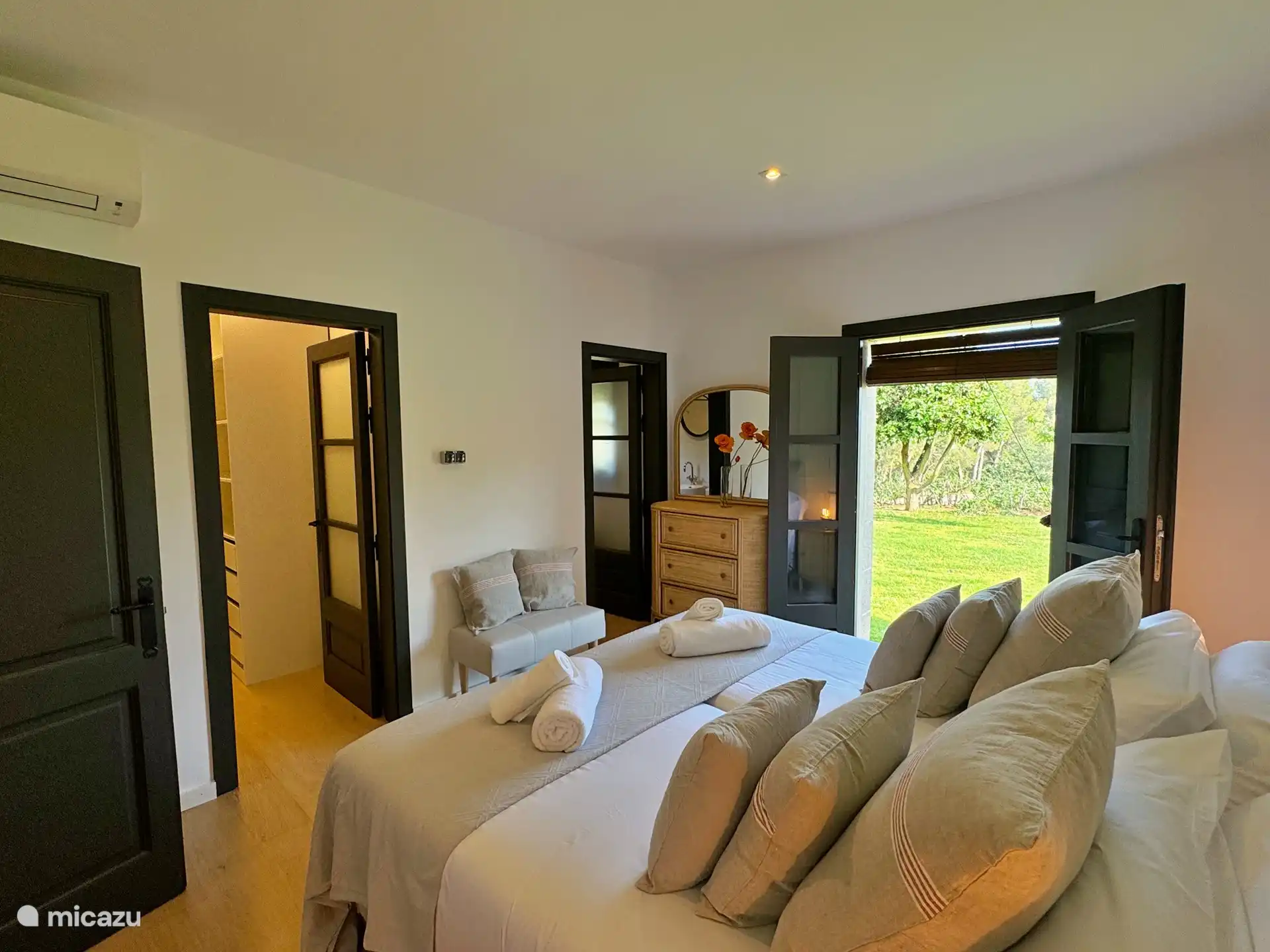 Schlafzimmer im Erdgeschoss mit Terrassentüren zum Garten.