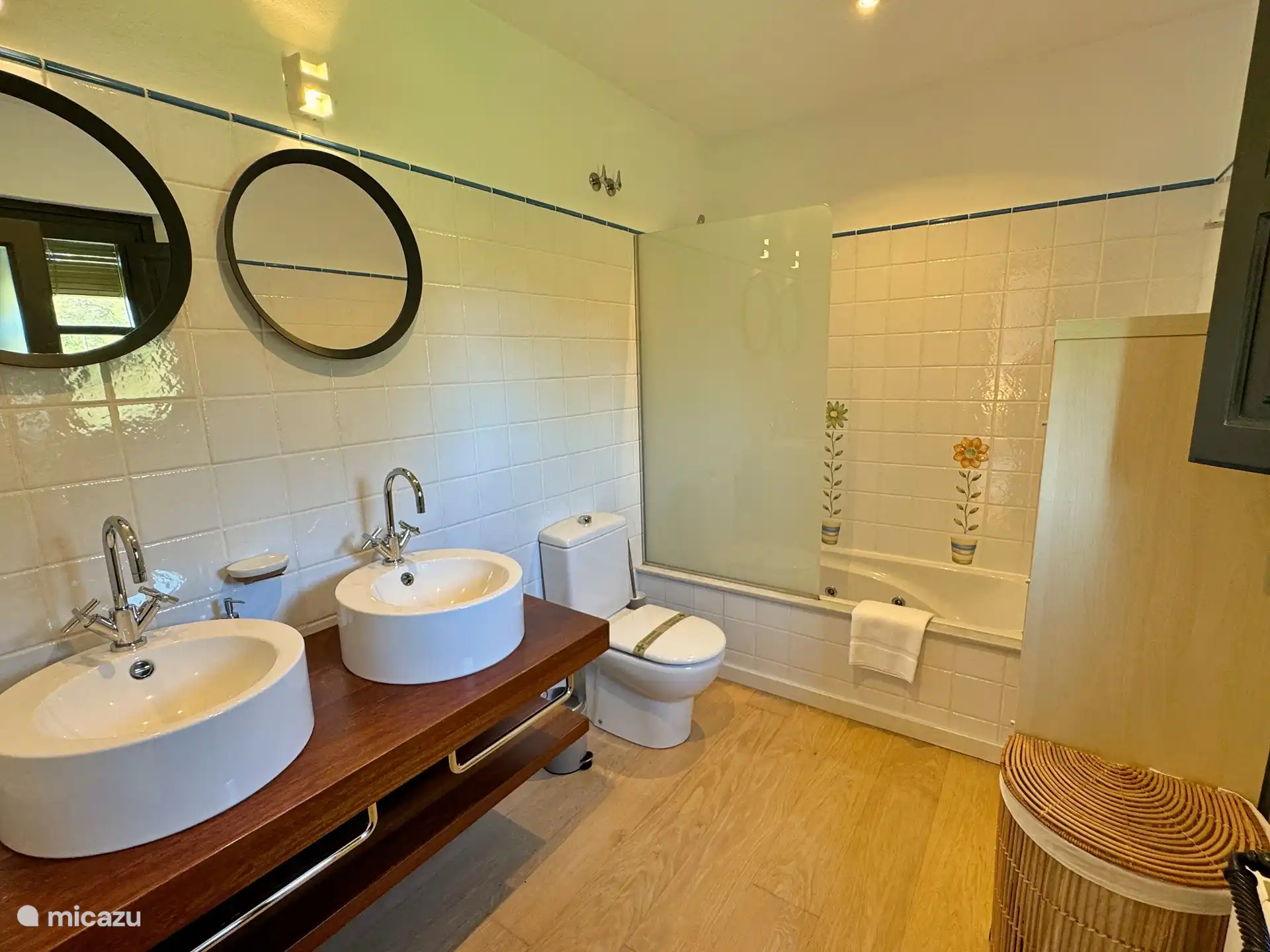 Eigenes Badezimmer des Schlafzimmers im Erdgeschoss