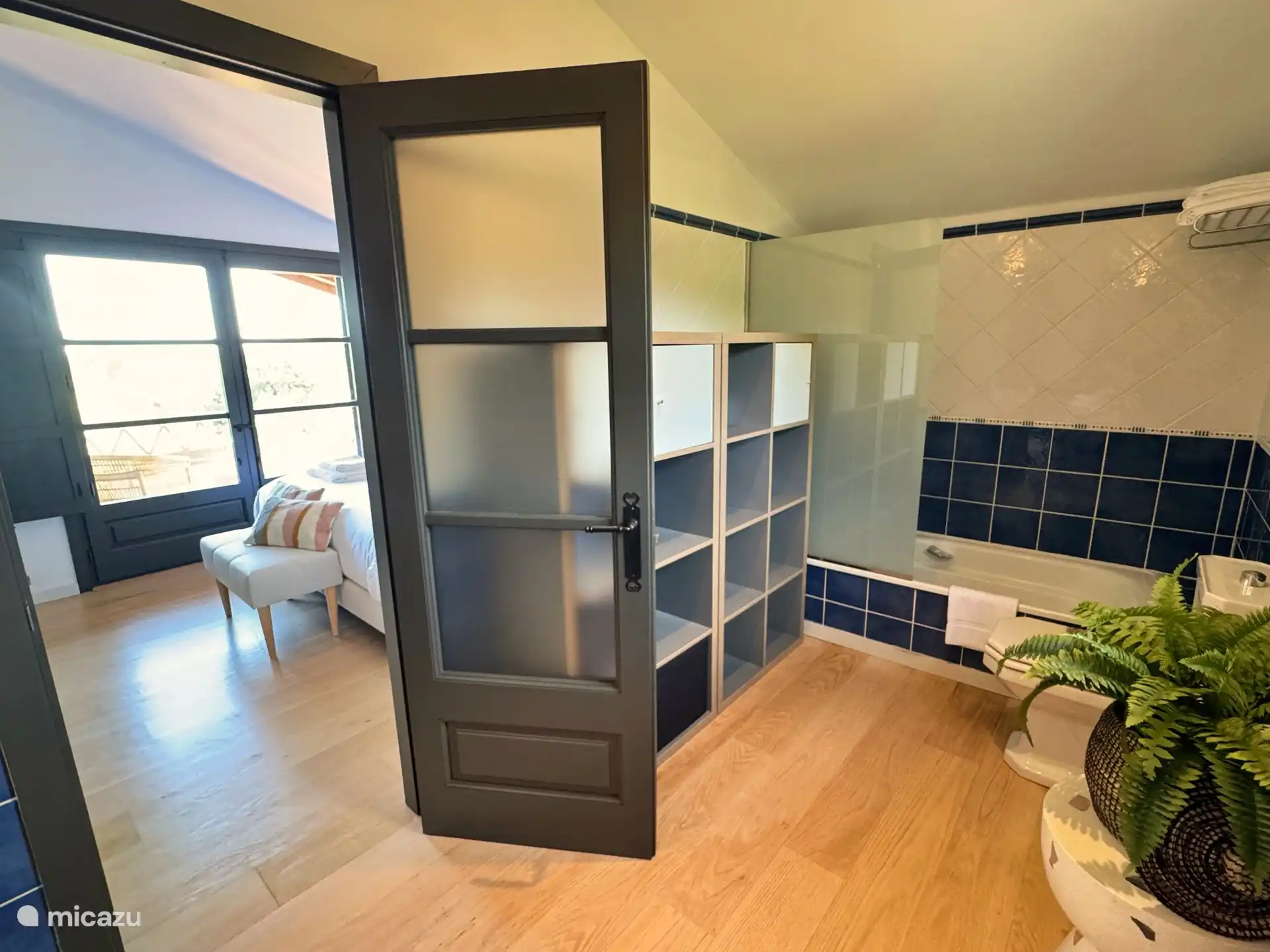 En suite Badezimmer des Schlafzimmers im 1. Stock.