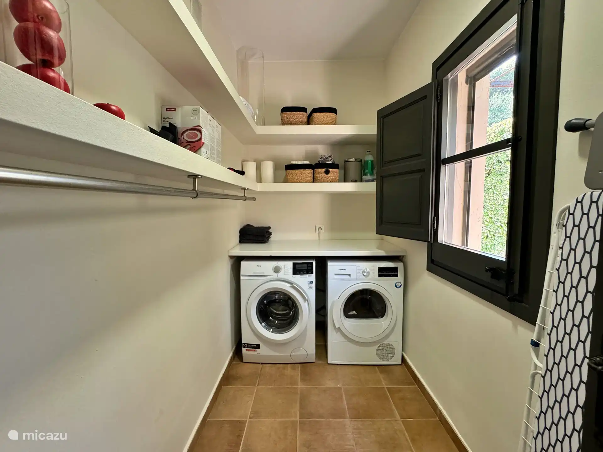 Zimmer mit Waschmaschine und Trockner