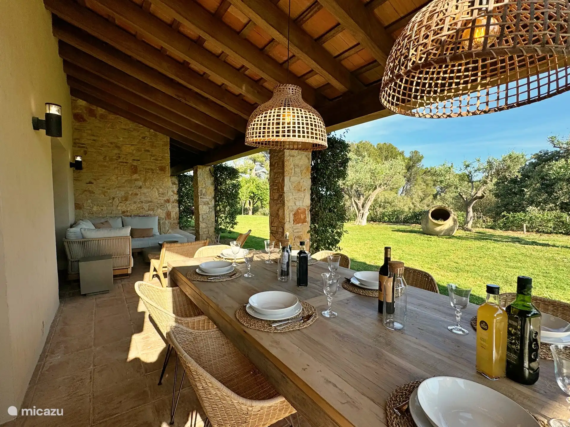 Essbereich und Sitzecke auf überdachter Terrasse