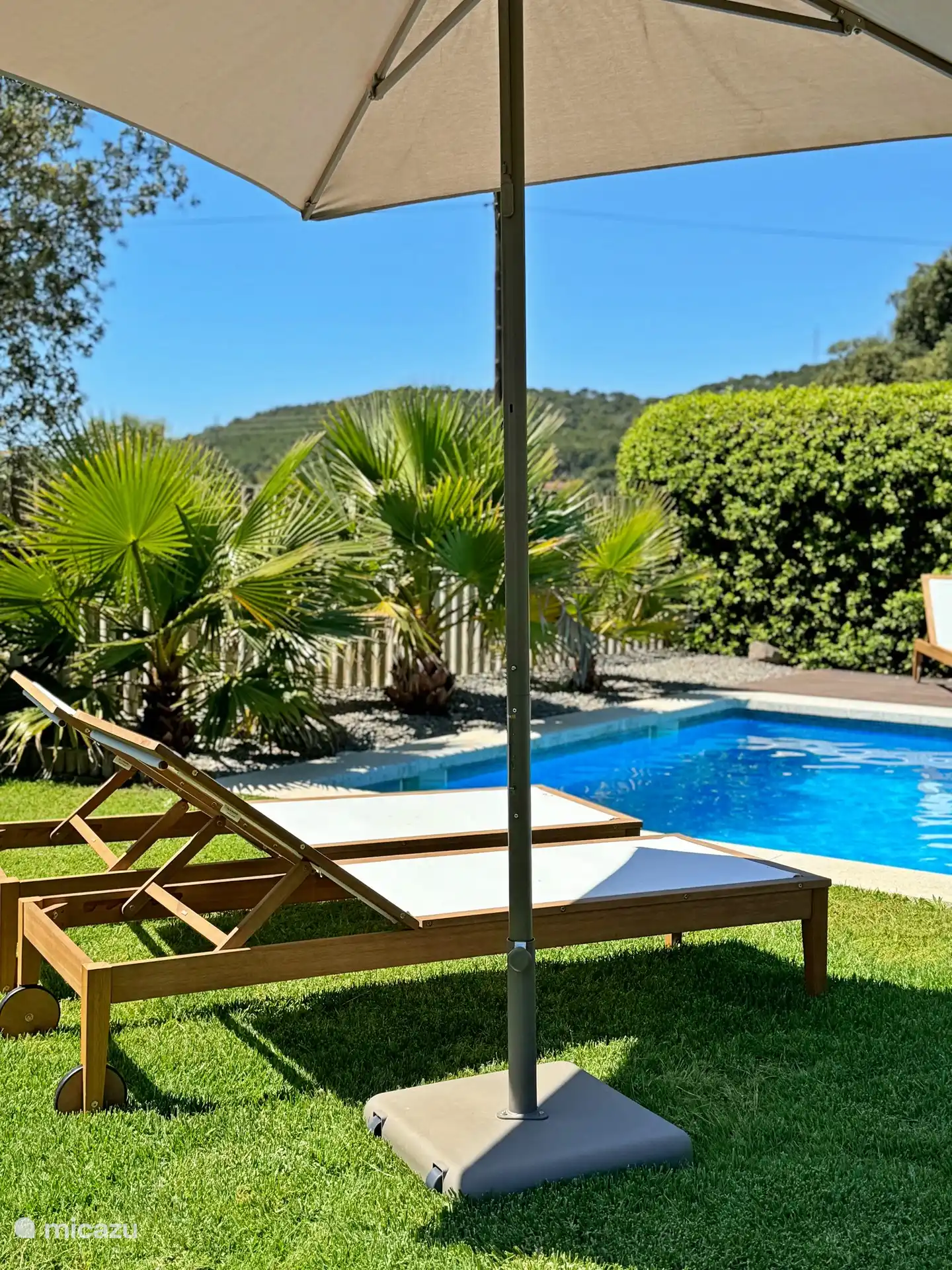 Sonnenliegen am Pool verfügbar