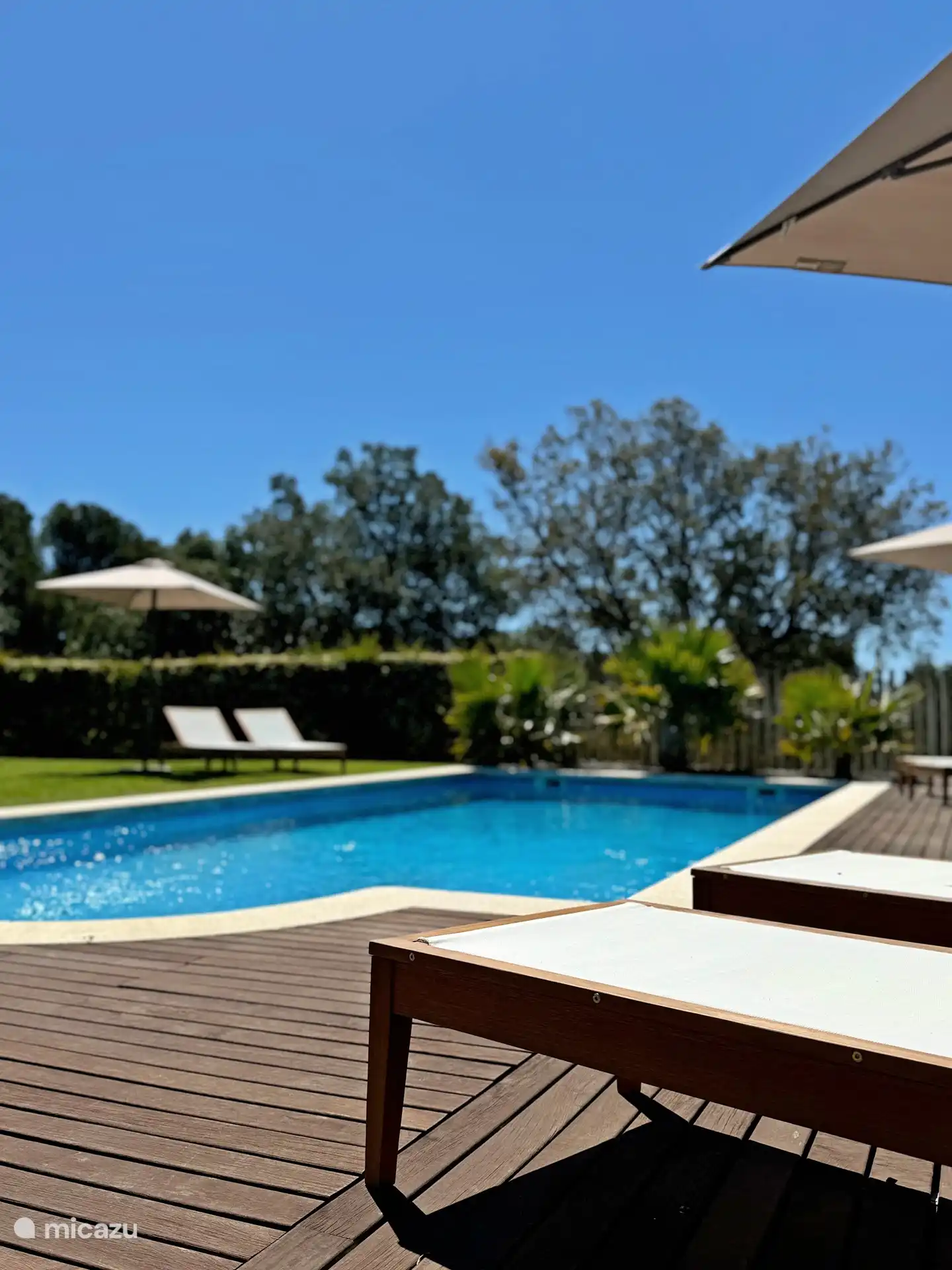 Großer Swimmingpool mit Sonnenterrasse