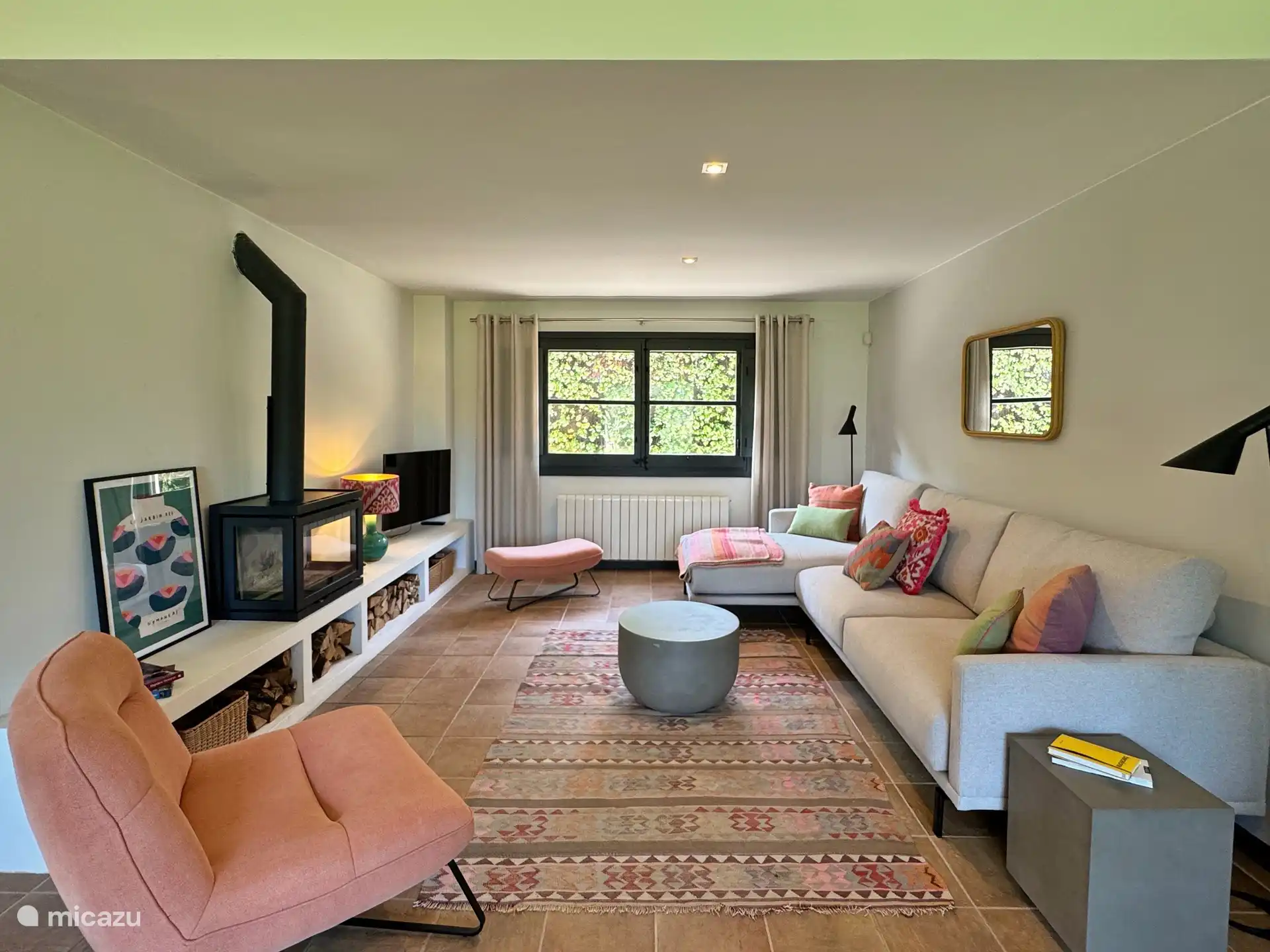 Wohnzimmer, Sitzecke mit Kamin.