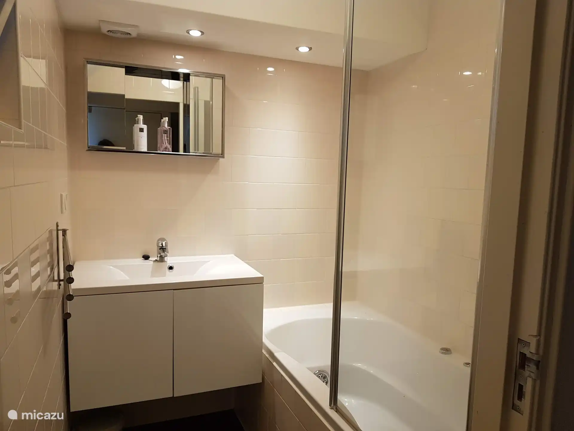 Salle de bain avec bain à remous