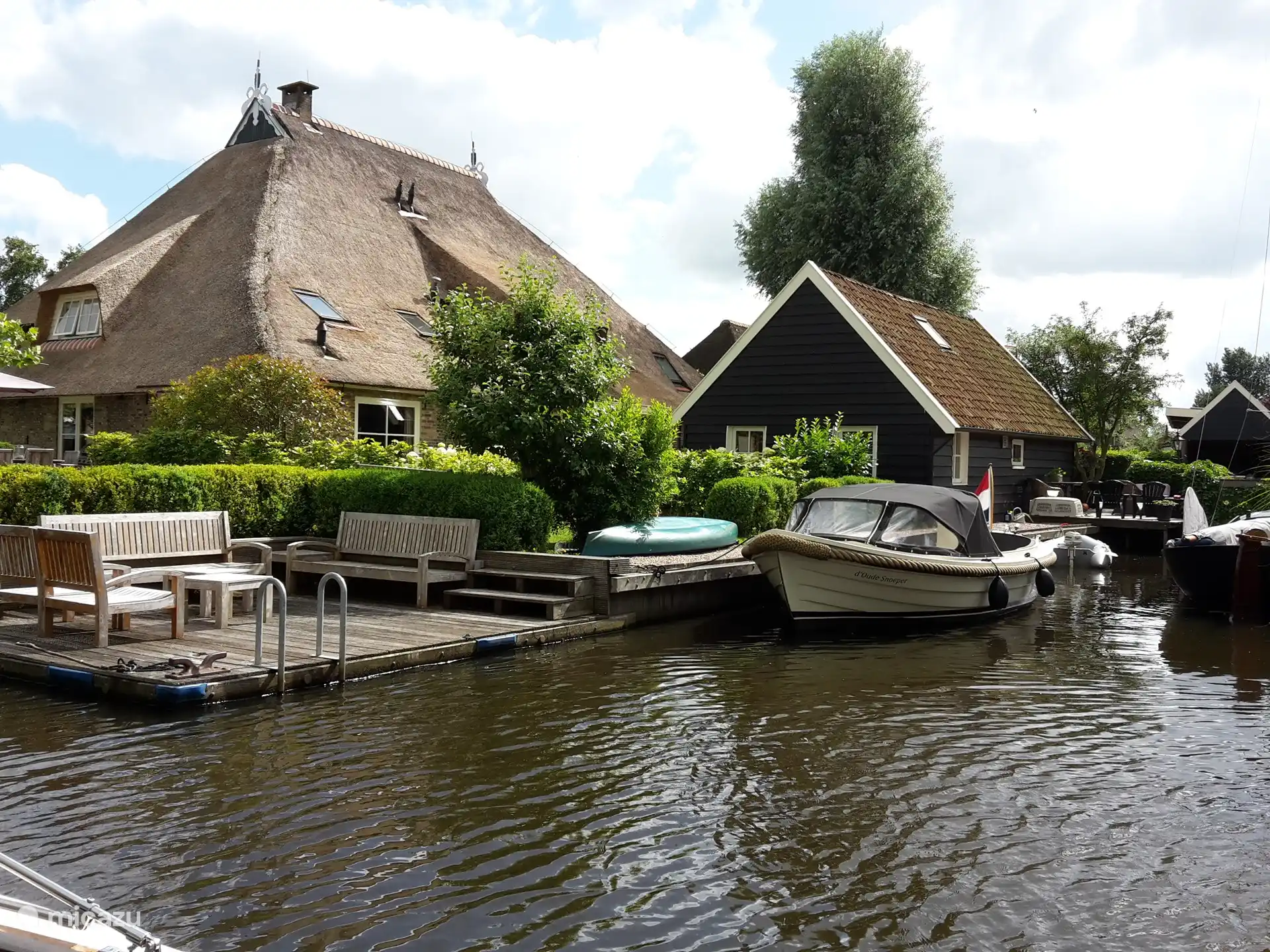 Terrasse sur l’eau.  Les bateaux peuvent s’amarrer à côté de la maison.