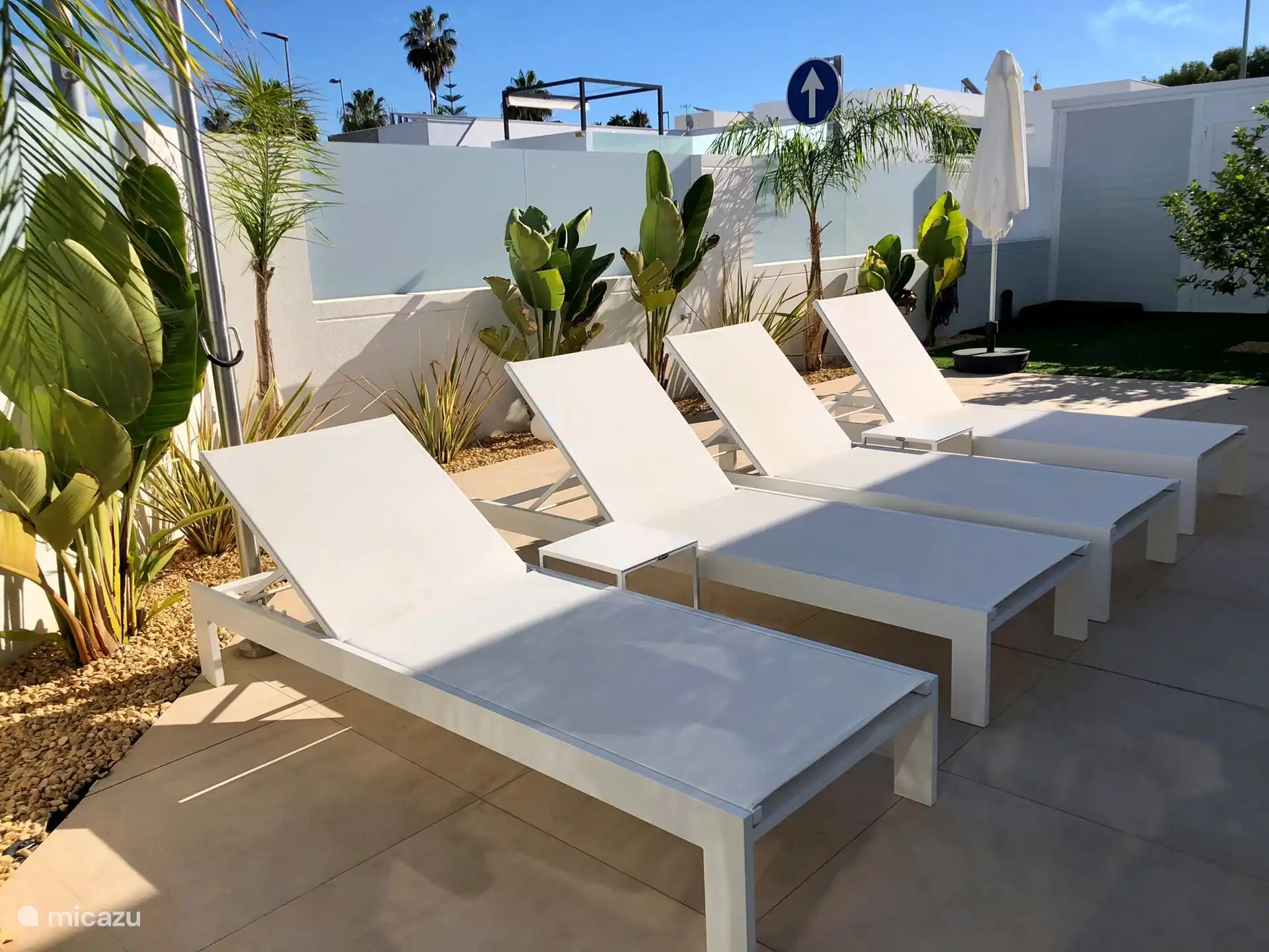 Chaises longues au soleil