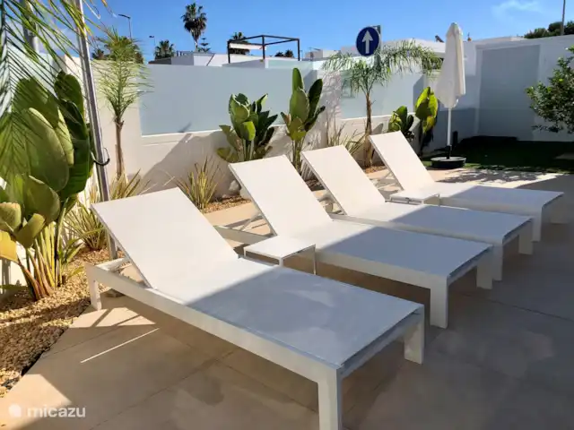 Villa de Lujo Casa Lobo en España, Murcia, Santiago de la Ribera - villa Tumbonas al sol