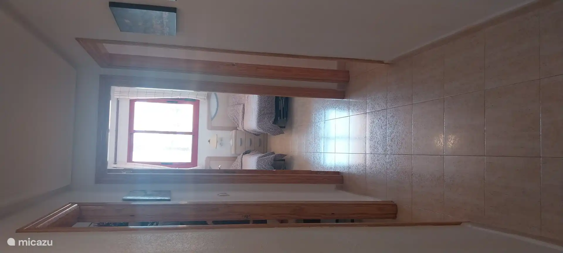 bedroom with 2 x 1 person bed and linen closet