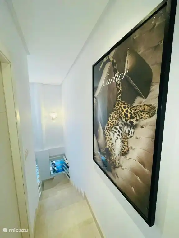 L’escalier en marbre menant au deuxième étage