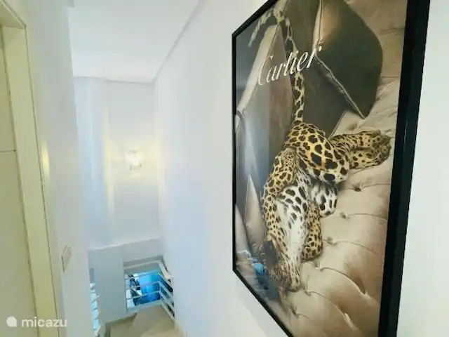 Location de Vacances Espagne, Costa del Sol, Marbella, penthouse - VistaReal Marbella L’escalier en marbre menant au deuxième étage