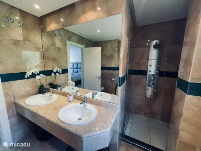 Location de Vacances Espagne, Costa del Sol, Marbella, penthouse - VistaReal Marbella Salle de bain très spacieuse avec douche massante, WC jacuzzi et espace de rangement