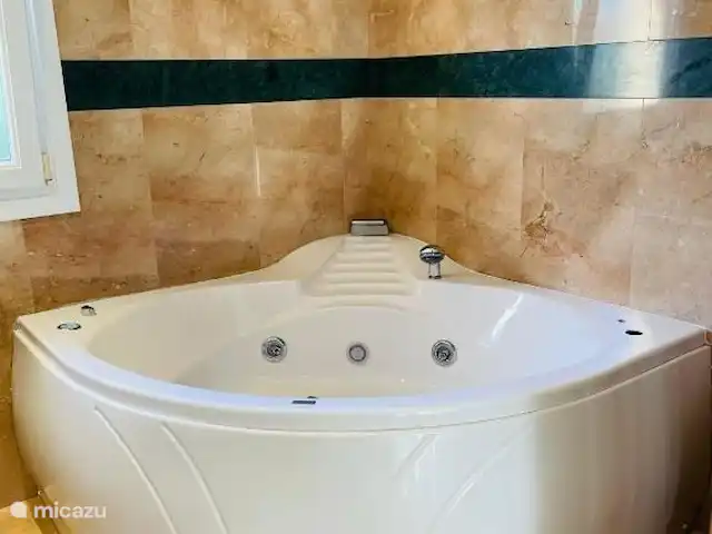 Location de Vacances Espagne, Costa del Sol, Marbella, penthouse - VistaReal Marbella Jacuzzi avec cascade dans la chambre principale