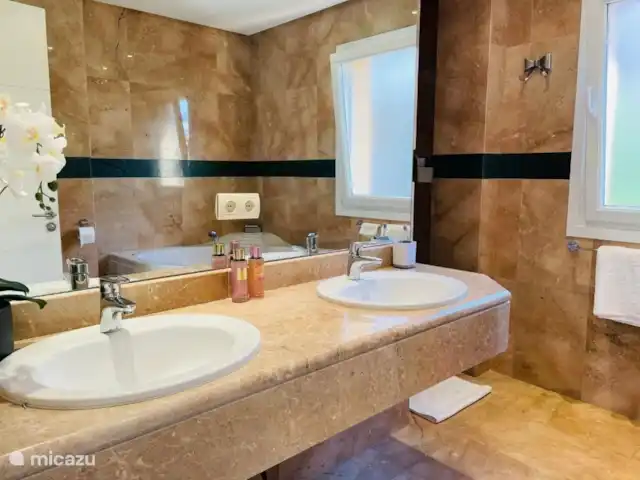 Location de Vacances Espagne, Costa del Sol, Marbella, penthouse - VistaReal Marbella Salles de bains spacieuses