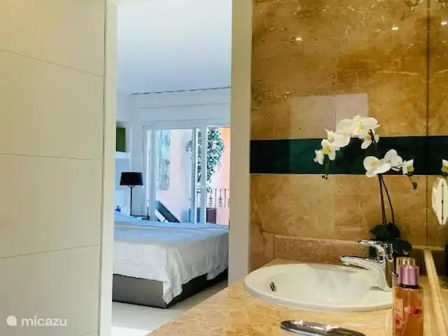 Location de Vacances Espagne, Costa del Sol, Marbella, penthouse - VistaReal Marbella La chambre principale avec la salle de bain spacieuse