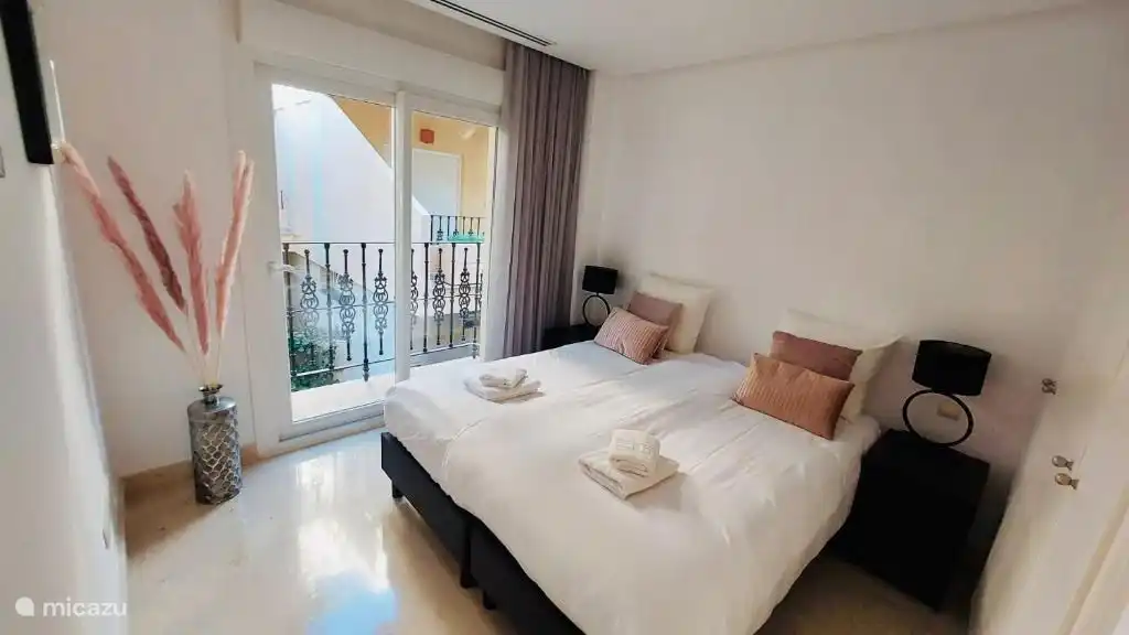 la deuxième chambre avec balcon à la française