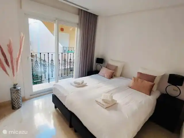 Location de Vacances Espagne, Costa del Sol, Marbella, penthouse - VistaReal Marbella la deuxième chambre avec balcon à la française