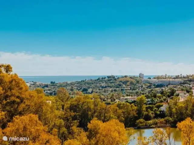 Location de Vacances Espagne, Costa del Sol, Marbella, penthouse - VistaReal Marbella La vue sur la mer et le lac. Quand le temps est clair, vous pouvez voir l’Afrique