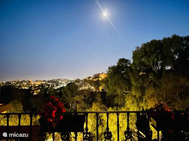 Location de Vacances Espagne, Costa del Sol, Marbella, penthouse - VistaReal Marbella dans la vue nocturne de Puerto Banus illuminé