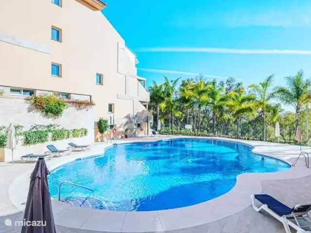 Location de Vacances Espagne, Costa del Sol, Marbella, penthouse - VistaReal Marbella Grande piscine avec chaises longues gratuites, parasols et salle de douche et toilettes séparées
