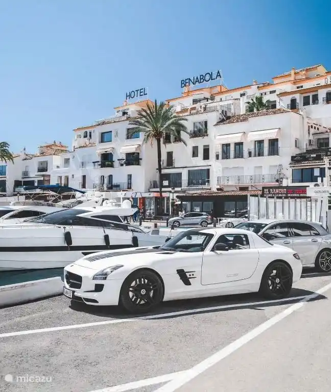 Le port de Puerto Banus avec ses célèbres restaurants, ses superyachts et ses boutiques de créateurs est à 5 minutes