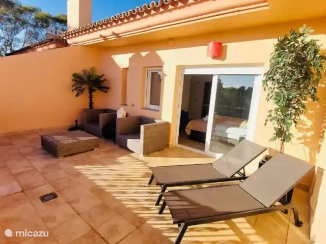 Location de Vacances Espagne, Costa del Sol, Marbella, penthouse - VistaReal Marbella Balcon spacieux au deuxième étage avec salon et deux chaises longues. A cet étage très belle vue mer et le soir le port illuminé de Puerto Banus