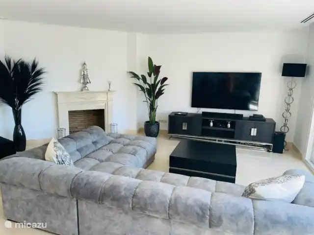 Location de Vacances Espagne, Costa del Sol, Marbella, penthouse - VistaReal Marbella Téléviseur 65 pouces avec 1000+ chaînes internationales et système Dolby surround