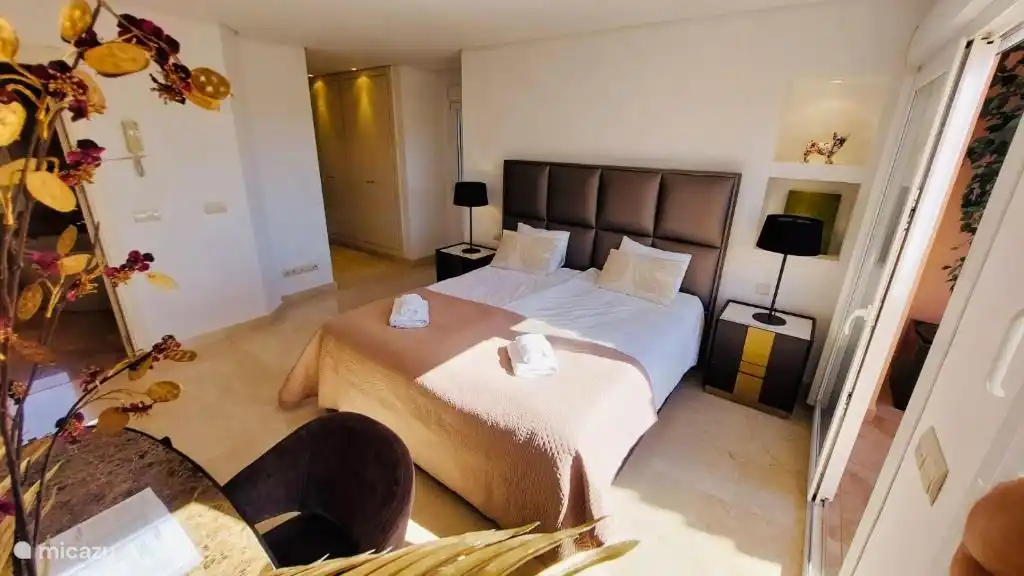 Lit de 180 avec sommier. La chambre dispose d’un dressing et d’une salle de bain privée avec jacuzzi
