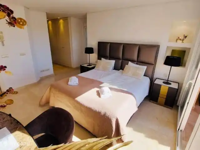 Location de Vacances Espagne, Costa del Sol, Marbella, penthouse - VistaReal Marbella Lit de 180 avec sommier. La chambre dispose d’un dressing et d’une salle de bain privée avec jacuzzi