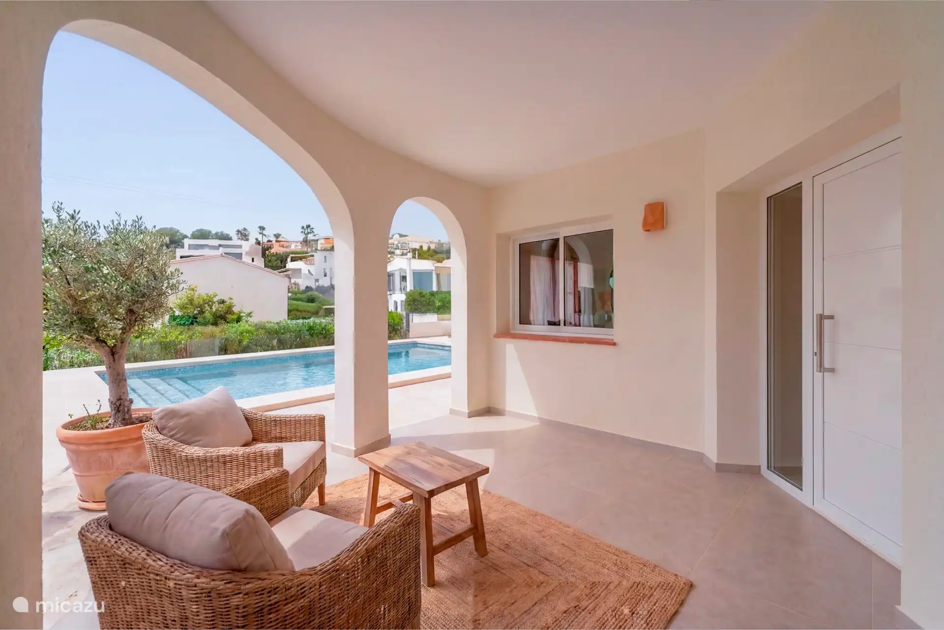 Naya met toegang tot het huis