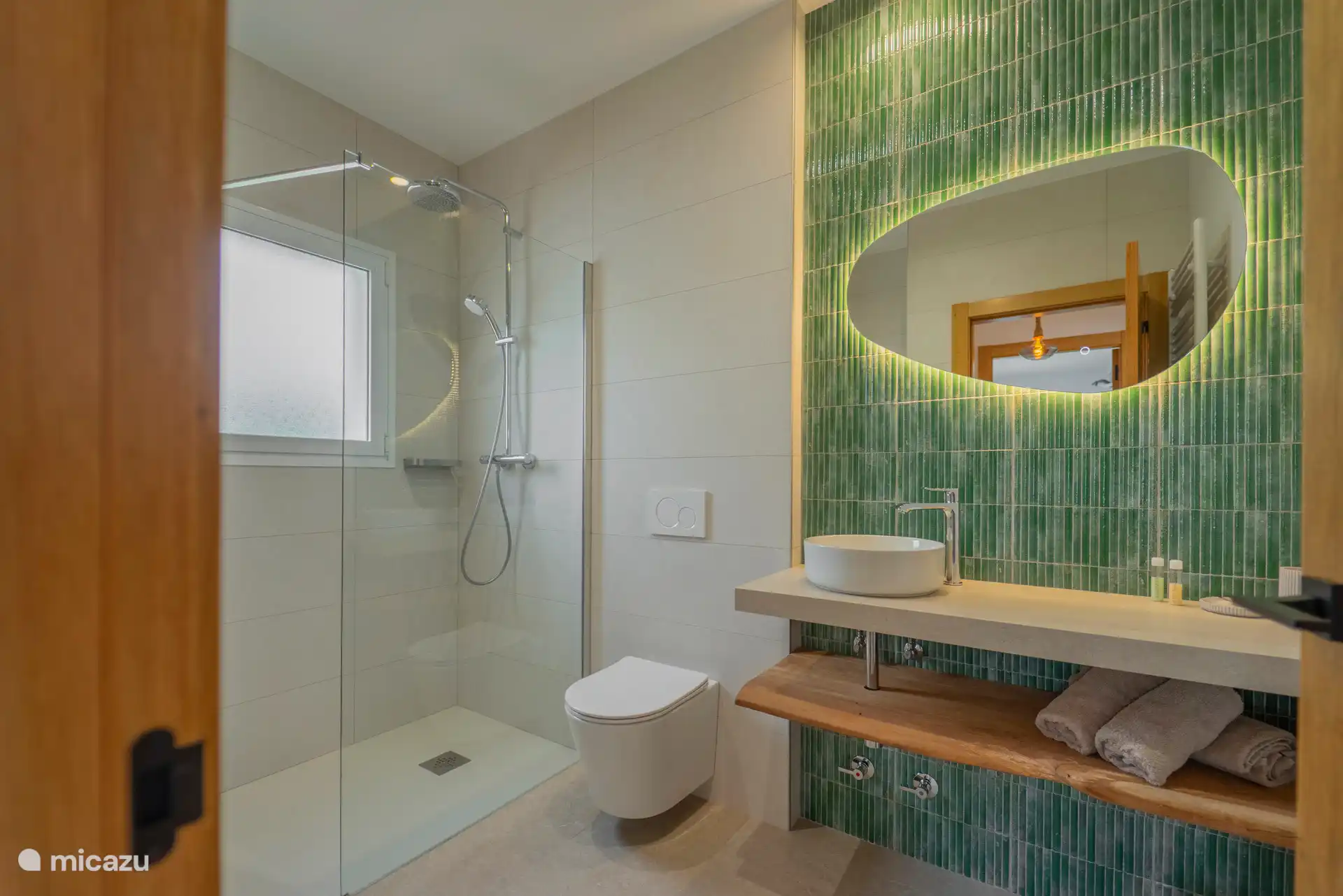 Badkamer boven met ruime regendouche