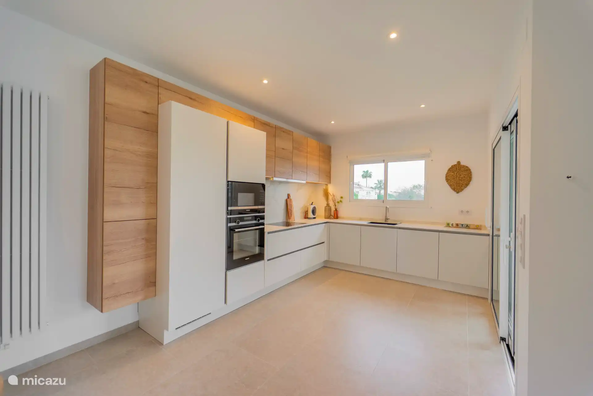 Ruime keuken met oven ,microgolf ,ingebouwde vaatwas , koelkast met diepvriezer en keramische kookplaat