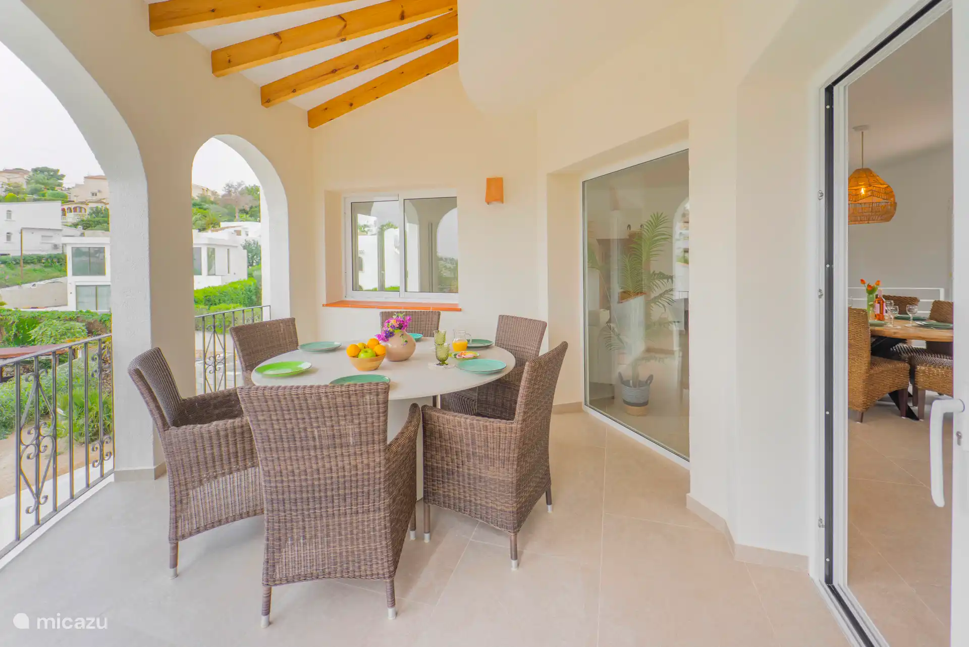 Boventerras met toegang tot keuken en woonkamer