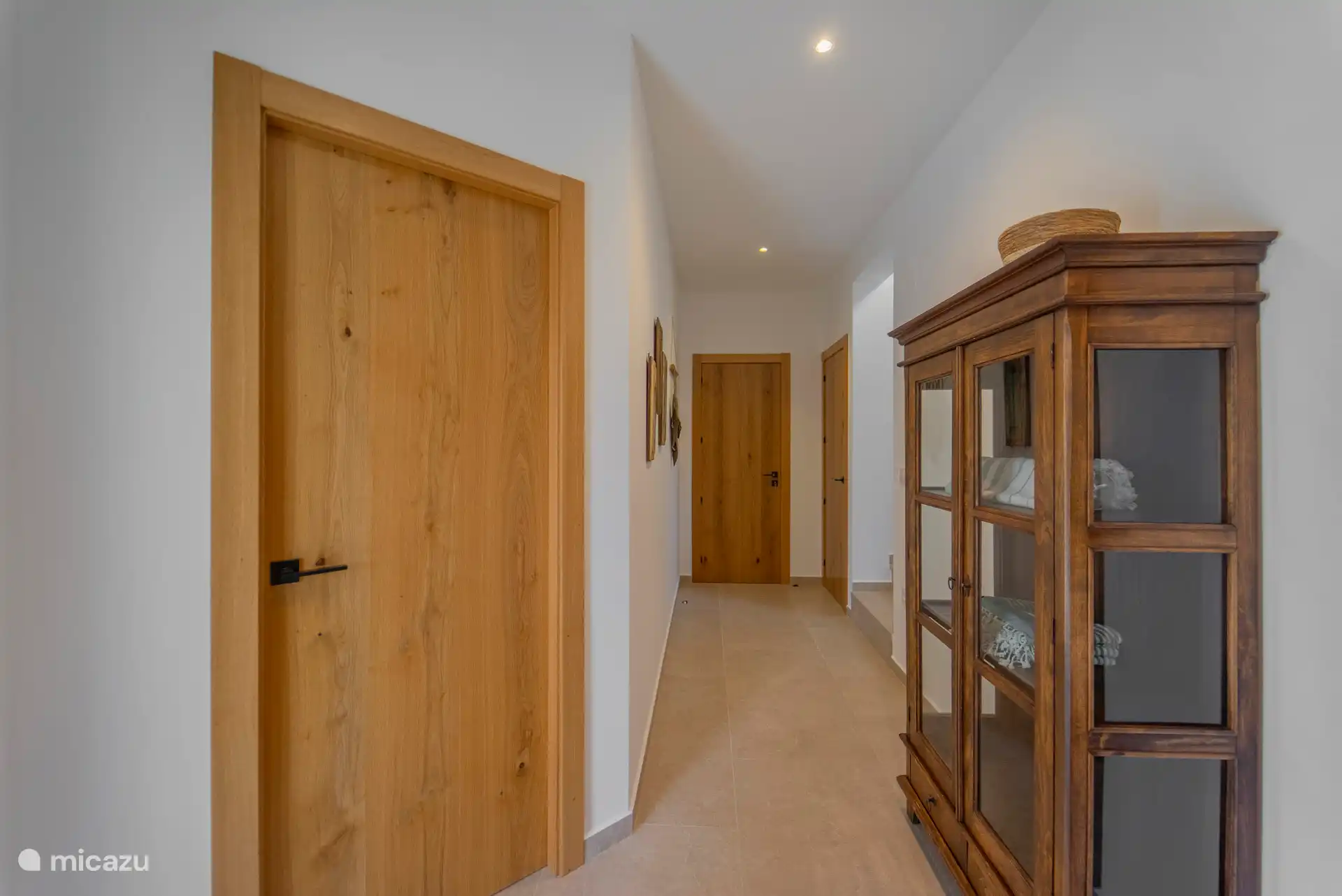 Inkomhal met toegang naar de badkamer , 2 slaapkamers , binnentrap en wasplaats