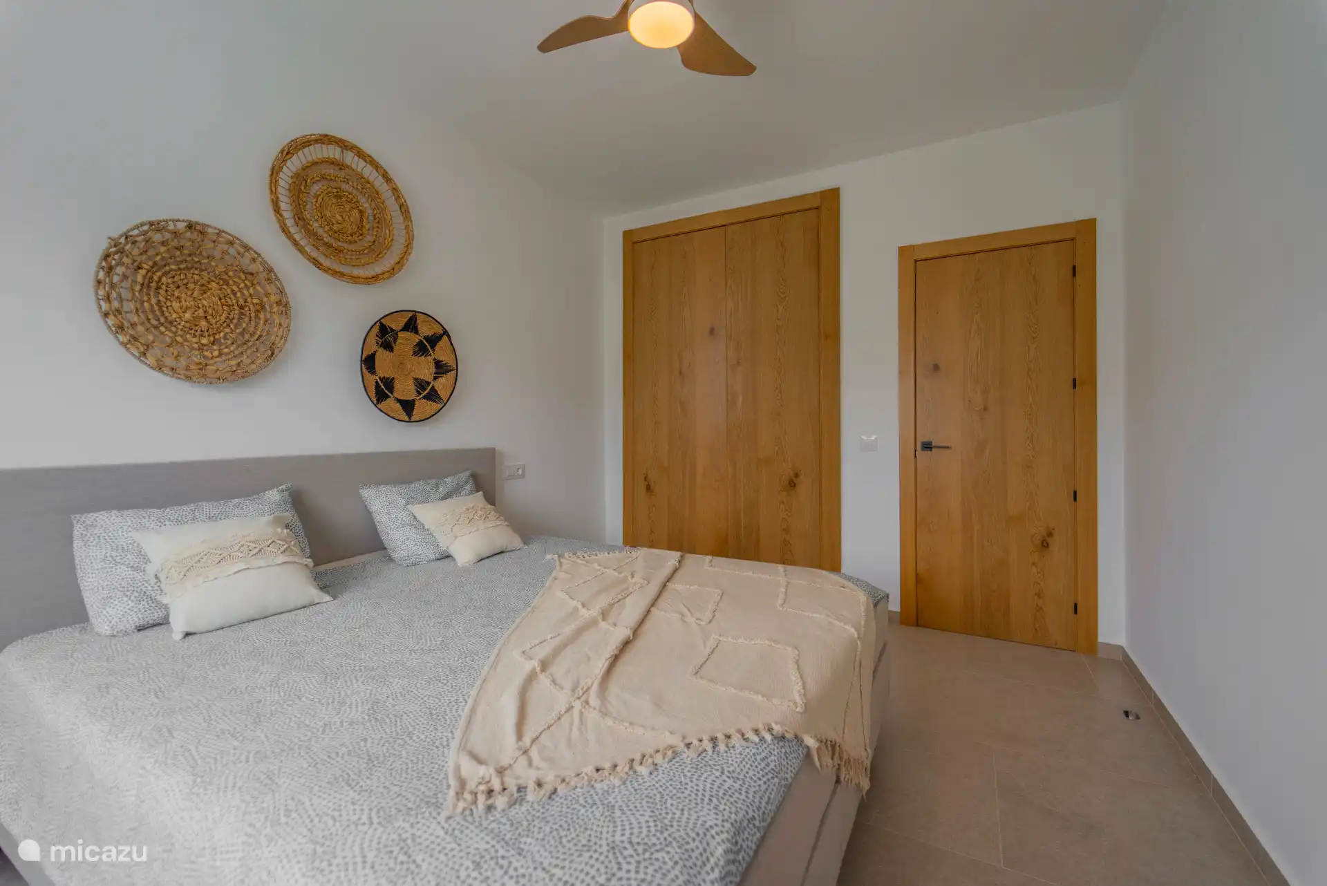 Slaapkamer boven met inbouwkast en bed van 1m80 op 2m