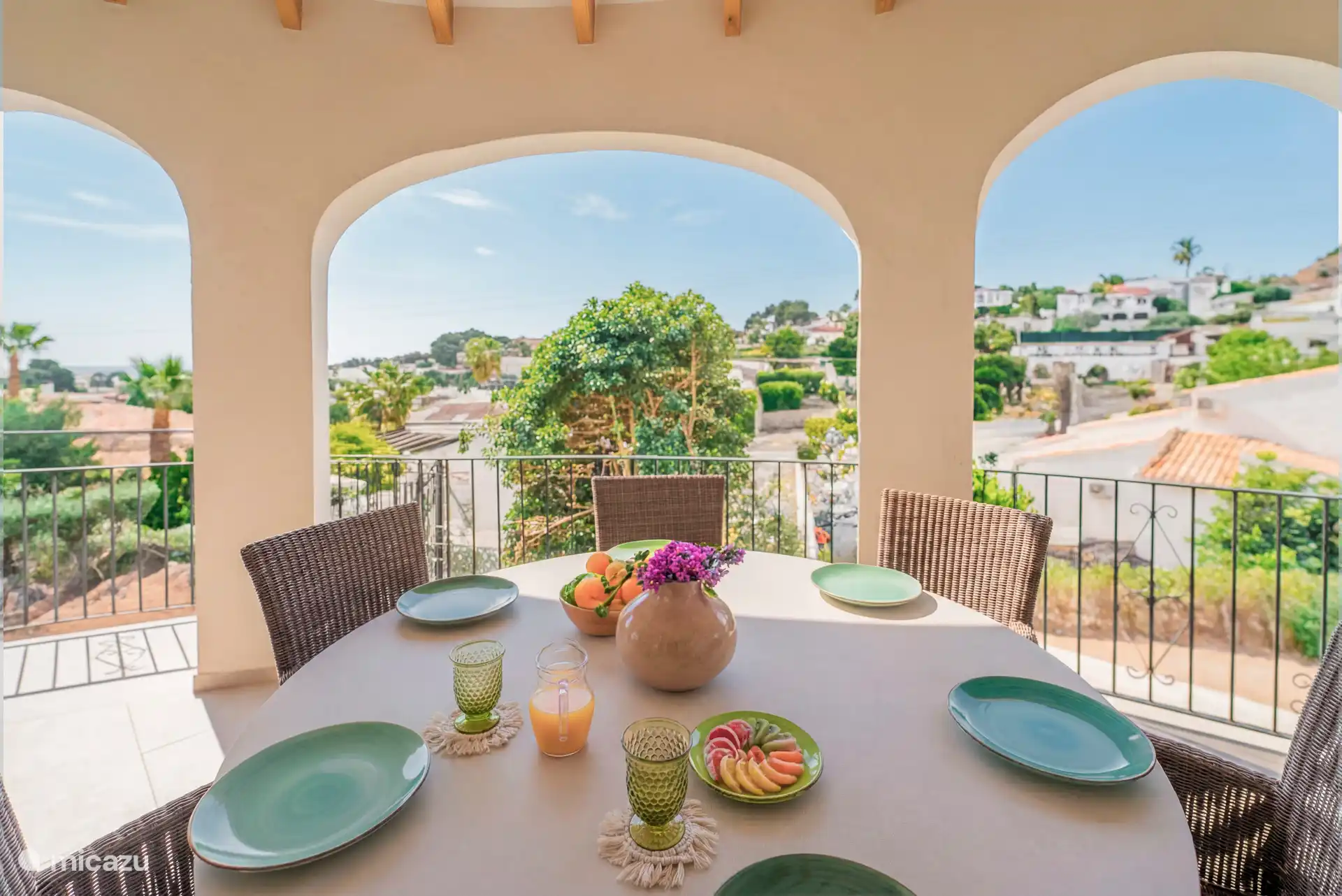 Boventerras met zicht op zee