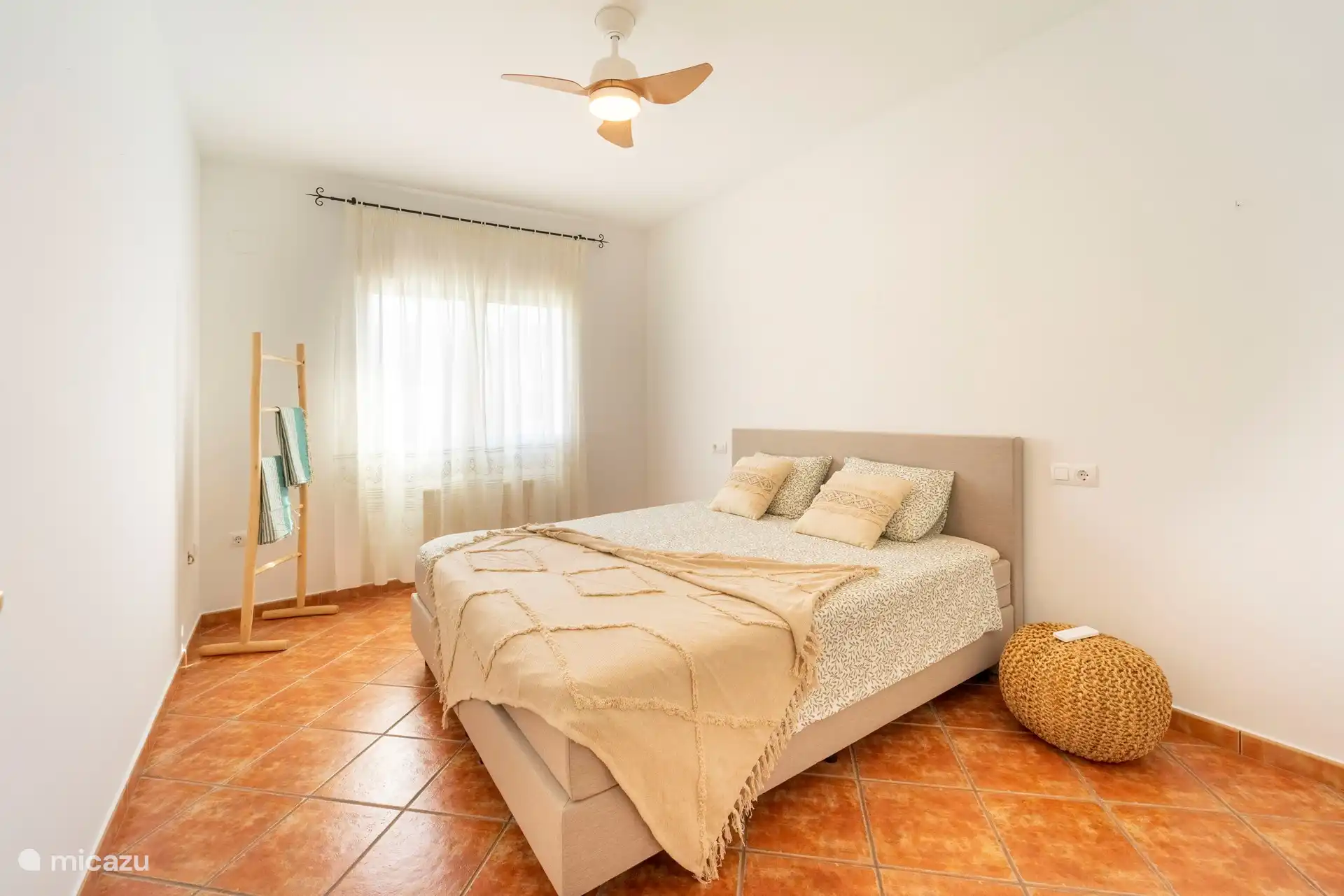 Geräumiges Schlafzimmer (Bett 1m80 auf 2) im Obergeschoss mit angrenzendem Badezimmer.