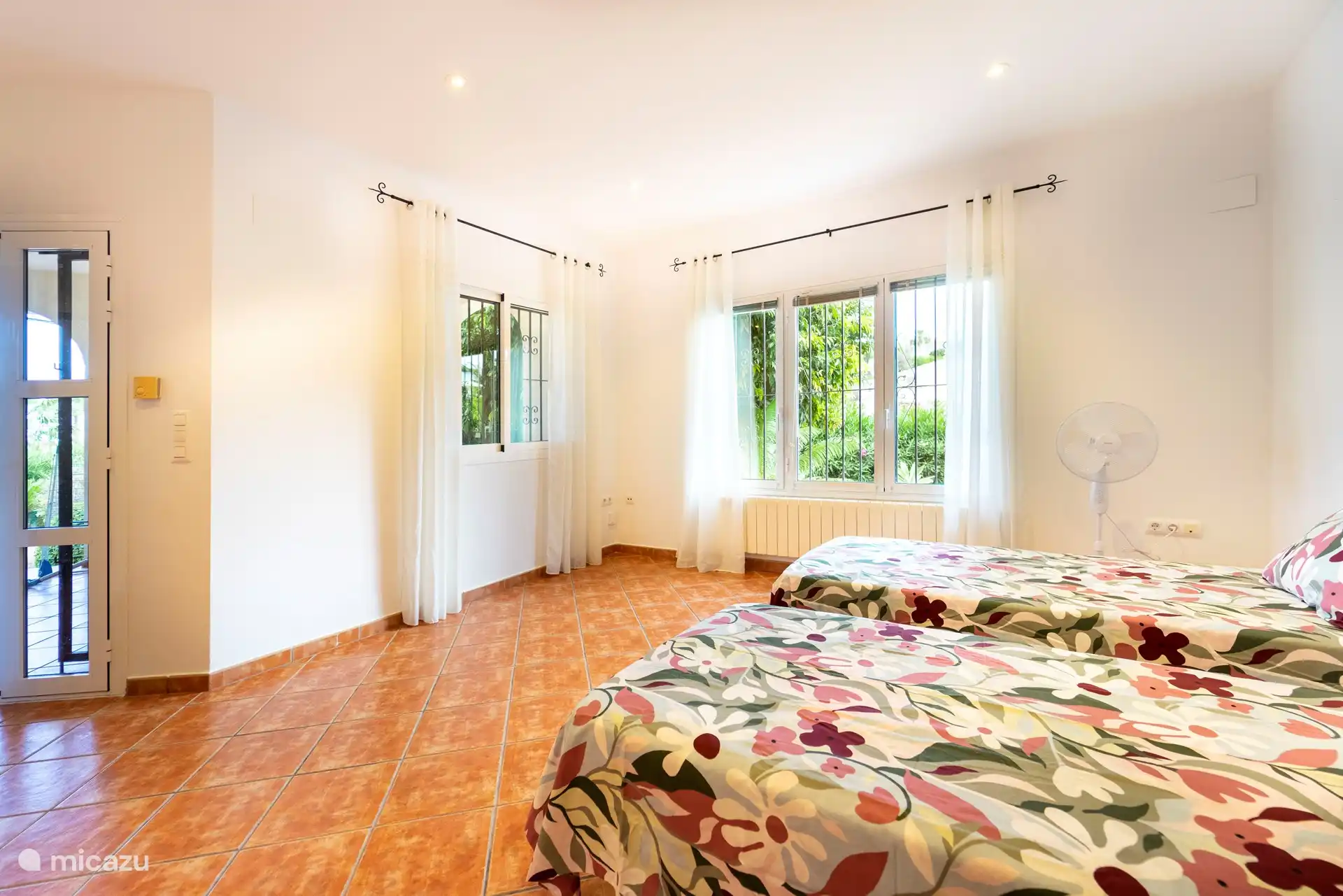 offenes Schlafzimmer mit 2 Einzelbetten