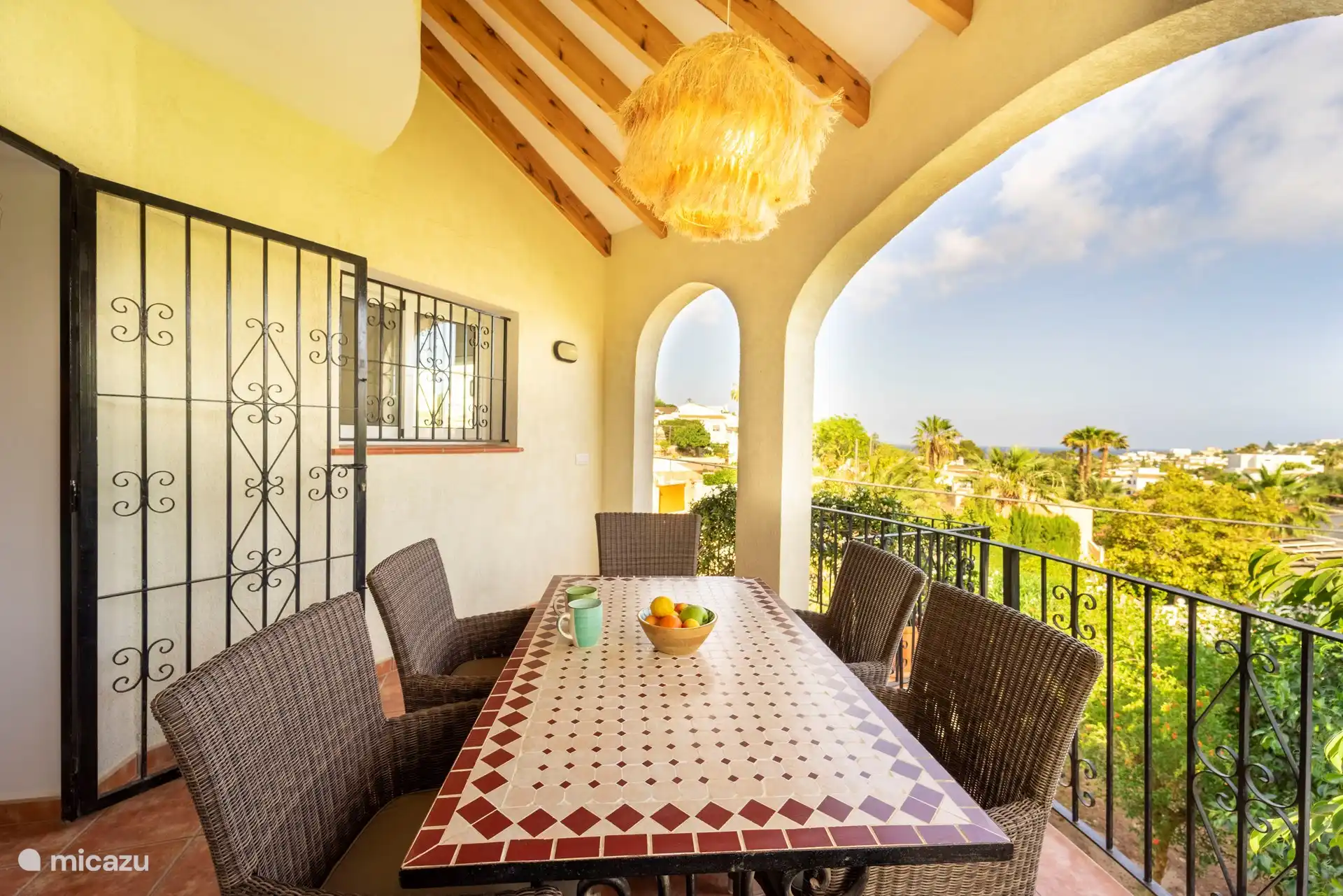 Naya auf dem Gipfel mit Meerblick