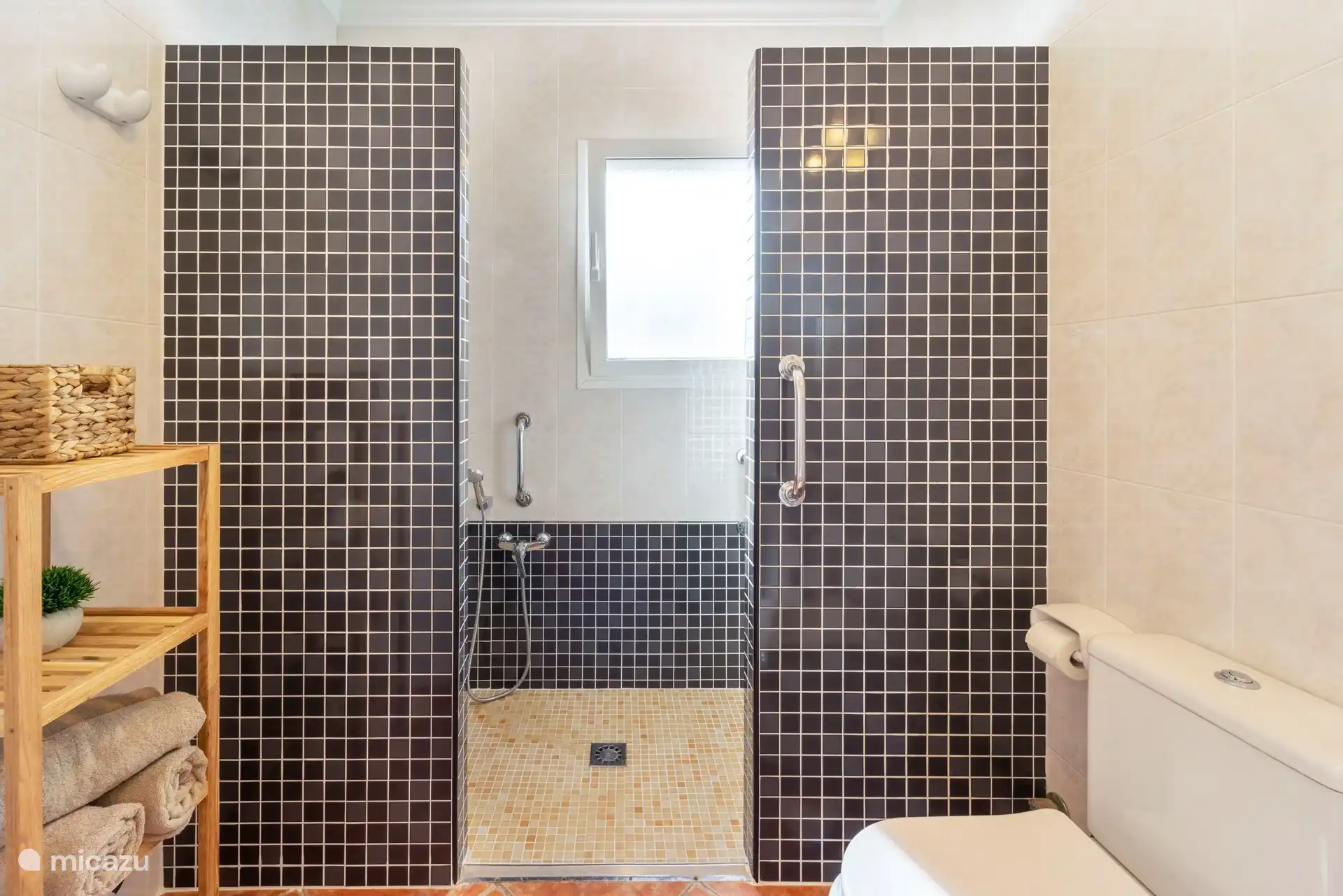 Badezimmer im Obergeschoss mit ebenerdiger Dusche, Waschbecken und WC