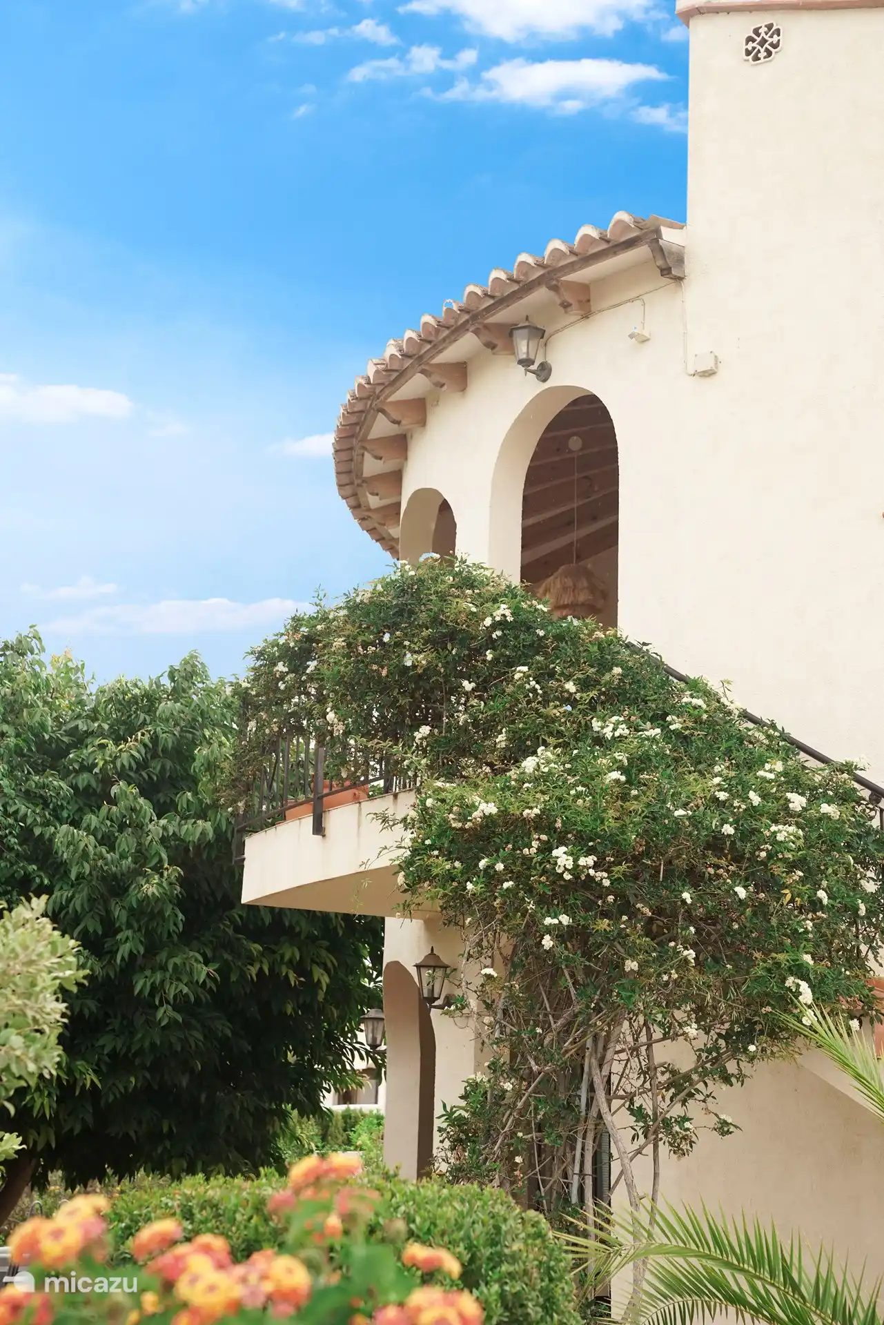 Vom Erdgeschoss aus können Sie die Außentreppe in das Obergeschoss nehmen