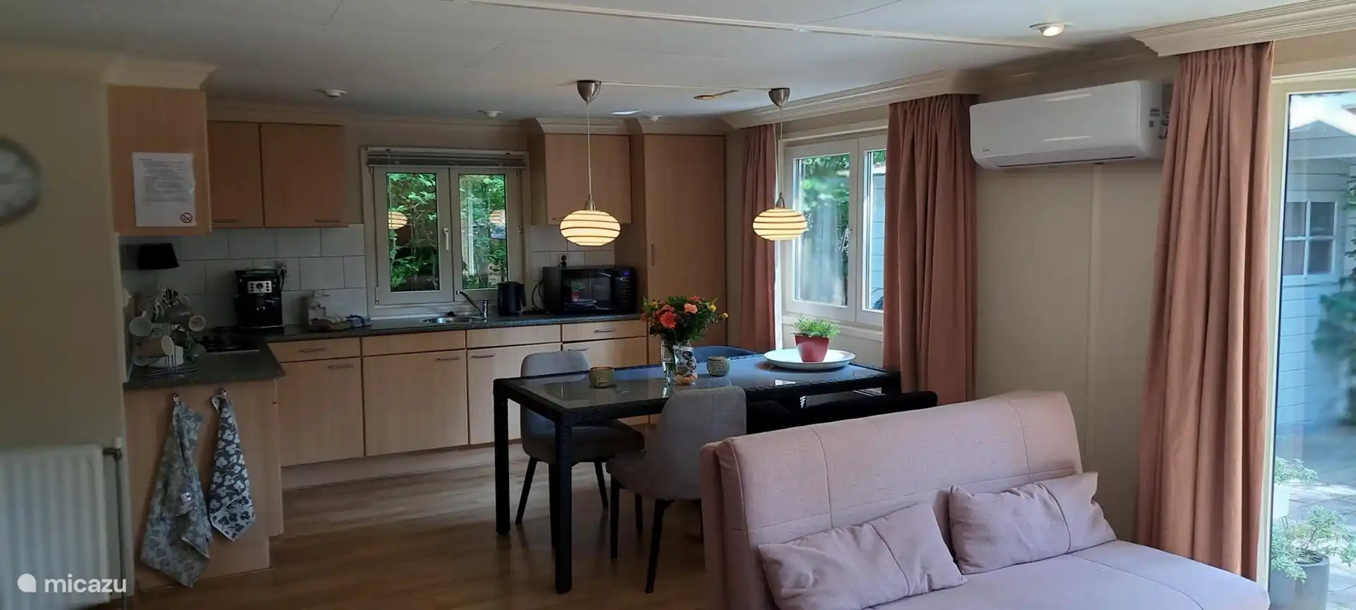 Esstisch und Küche. Rechts von der Wand befindet sich die Klimaanlage.