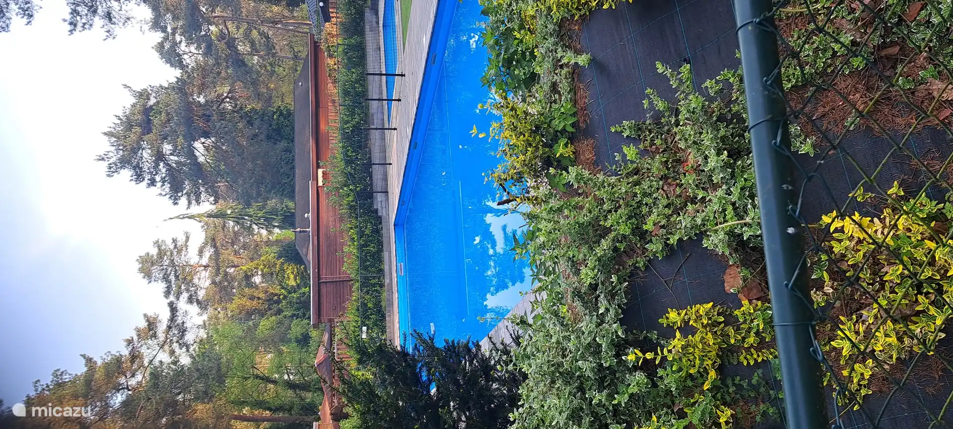 Außenpool im Park. Frei zugänglich. Geöffnet vom 1. Mai bis 1. September. 