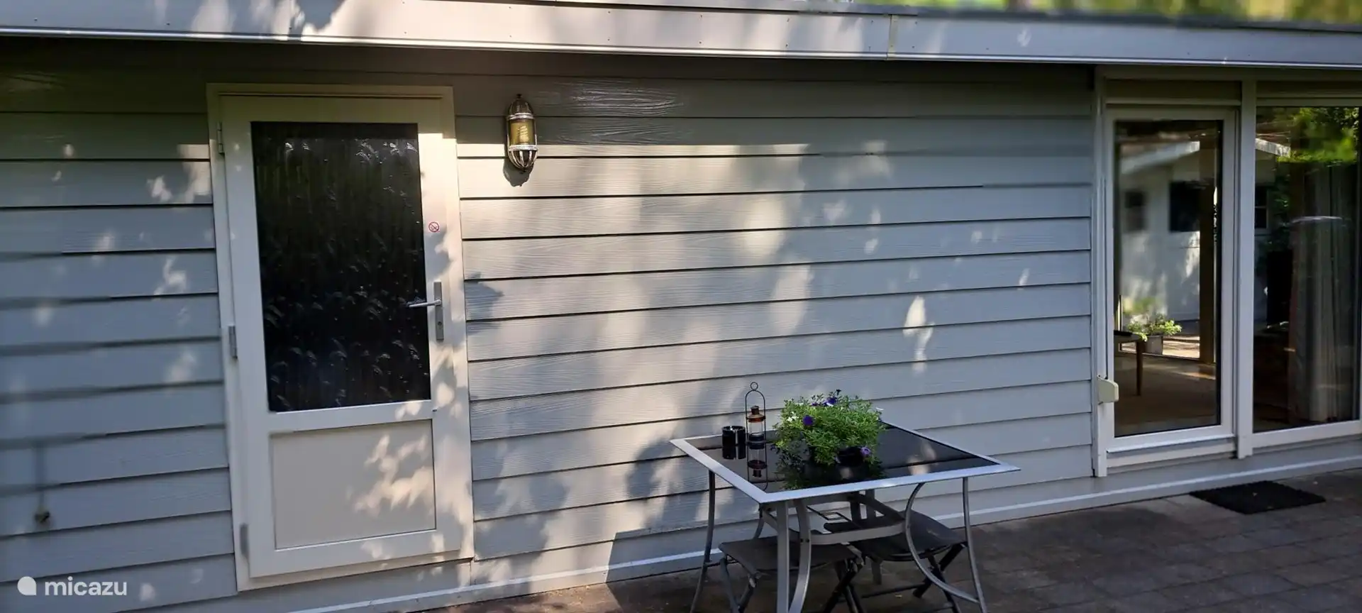 Blick auf den Eingang des Chalets