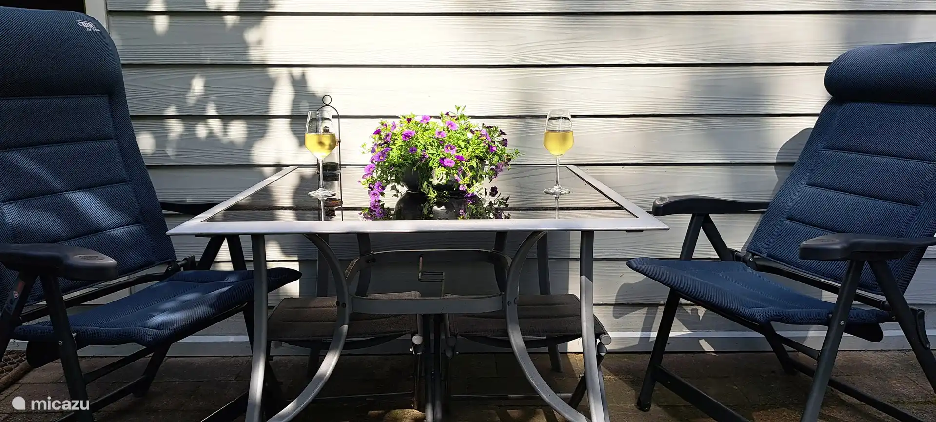 Bei schönem Wetter ein leckeres Glas Wein, Bier oder alkoholfreie Getränke