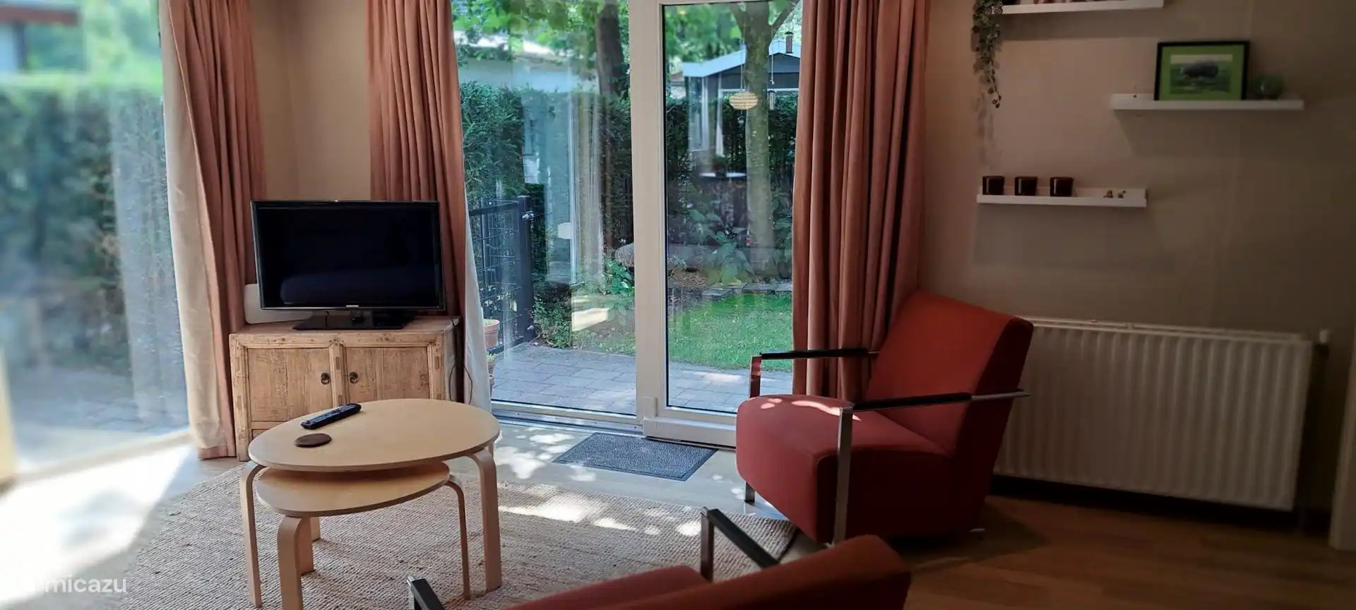 Wohnzimmer mit Blick auf die Gartenterrasse