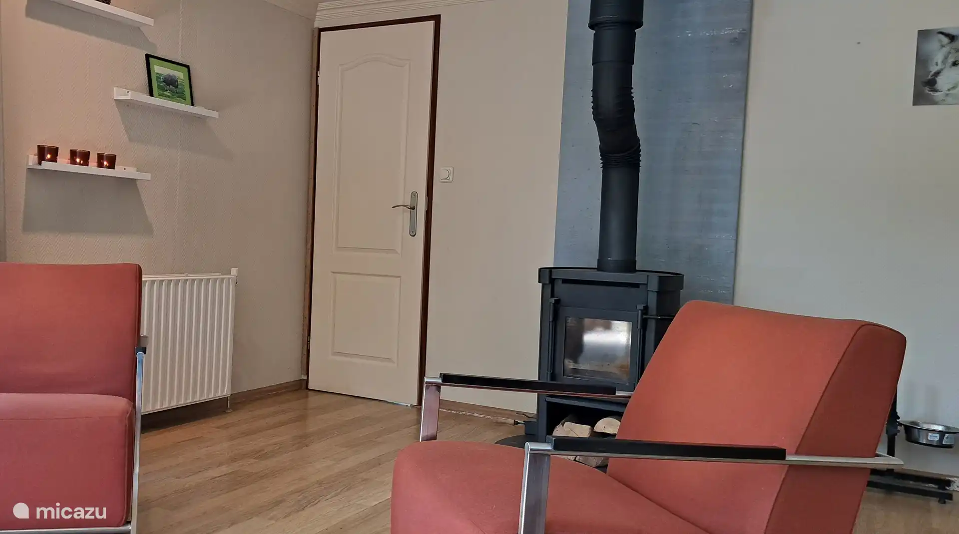 Sitzecke mit Blick auf den Holzofen