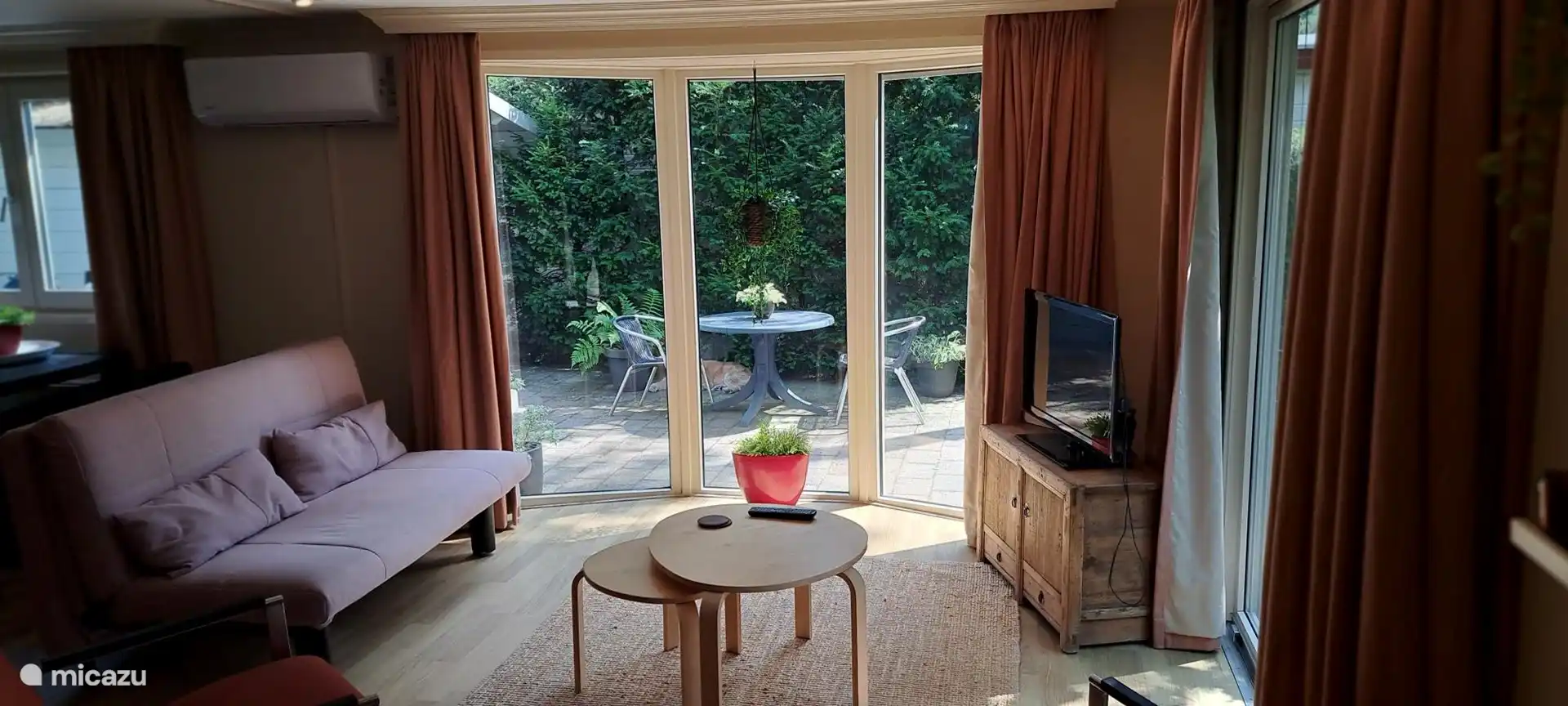 Wohnzimmer mit Blick auf die Seitenterrasse